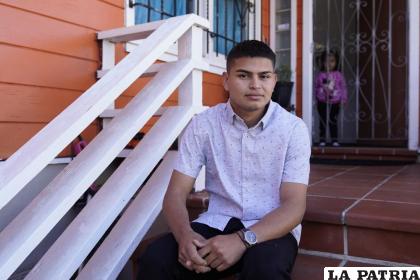 Alan Reyes Picado posa para una fotografía afuera de su casa, mientras su sobrina mira detrás de él, en San Francisco /AP Foto/Eric Risberg