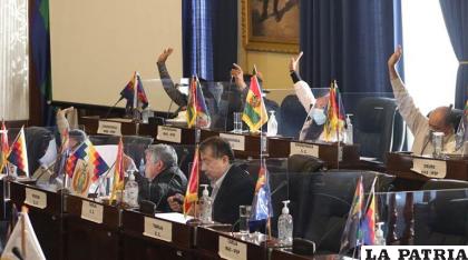 Parlamentarios durante una sesión en la Cámara Alta /Senado