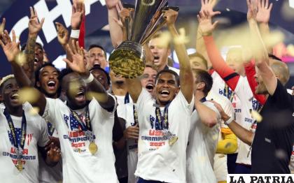 Integrantes de la selección estadounidense con el trofeo de campeón de la Copa Oro /latimes.com