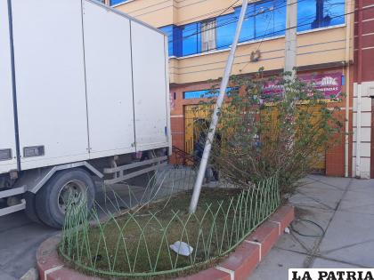 La jardinera y el poste quedaron dañados /archivos LA PATRIA