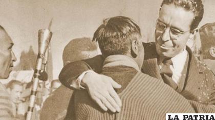Expresidente Víctor Paz Estenssoro junto a los indígenas en 1952 /MNR