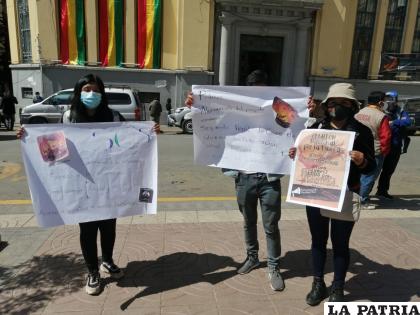  Activistas en protesta participando del “Plantón Nacional por la Tierra” /LA PATRIA