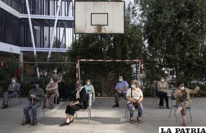 Las personas aguardan para recibir su segunda dosis de la vacuna Sinovac contra COVID-19 en la escuela pública Carmela Carvajal en Santiago, Chile 
/AP Foto/Esteban Felix