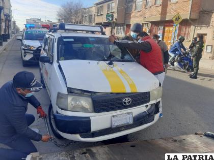 El taxi acabó con daños materiales en la parte delantera /LA PATRIA