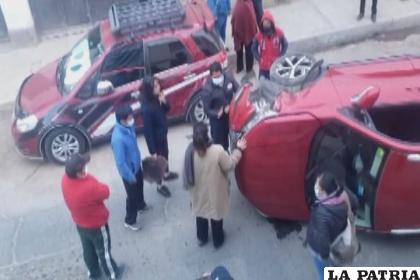 Tras el choque al vehículo estacionado, el protagonista volcó lateralmente /LA PATRIA