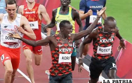 Emmanuel Korir cruza la meta seguido de su compatriota Ferguson Rotich /Walter Challapa