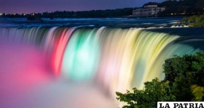 Las cataratas del Niágara exponiendo su “función de luces” /INTERNET