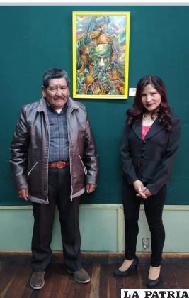 La artista Lucy Contreras acompañada de su padre en la exposición /LA PATRIA