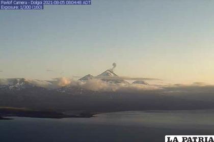 En esta imagen de una cámara web proporcionada por el Observatorio de Volcanes de Alaska, se ve el volcán Pavlof en erupción /Observatorio de Volcanes de Alaska vía AP