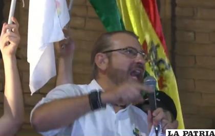 El líder cívico cruceño, Rómulo Calvo, emite un discurso en la plaza 24 de Septiembre /ERBOL