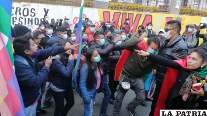 Colectivos y sectores afines al MAS, en una gresca cerca de la UMSA /ERBOL