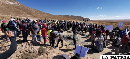 Ambos grupos en el lugar de la vigilia, el ambiente se tornó tenso /LA PATRIA