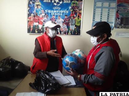 Entrega de balones a los clubes afiliados a la AMFO /AMFO