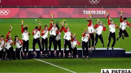 Las integrantes de la selección canadiense festejan el título en fútbol damas /EFE
