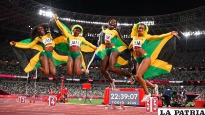 Celebra el equipo jamaicano, se quedó con la medalla dorada en relevos /olympics.com