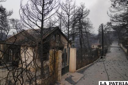 Una casa quemada después de un incendio forestal en la aldea de Drosopigi, al norte de Atenas /AP Foto/Thanassis Stavrakis