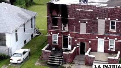 Daños causados a un apartamento en East St. Louis, Illinois, por un incendio /KMOV-TV vía AP