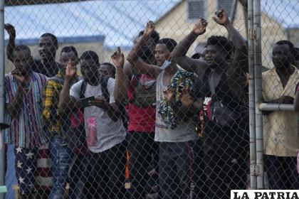 Los migrantes detrás de una cerca de alambre en un campamento /AP Foto/Arnulfo Franco