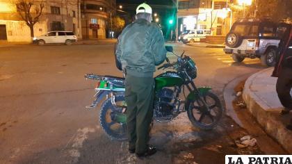 Uno de los uniformados indagando el hecho /LA PATRIA