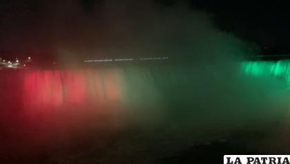 Las cataratas del Niágara con los colores de la Bandera de Bolivia /CLAUDIA FERNÁNDEZ