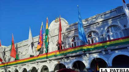 Los símbolos patrios en el edificio de la Gobernación de Oruro /LA PATRIA