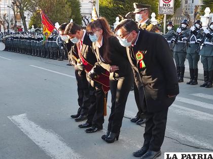 El gobernador Johnny Vedia junto a su esposa hacen reverencia al monumento del Libertador Simón Bolívar /LA PATRIA