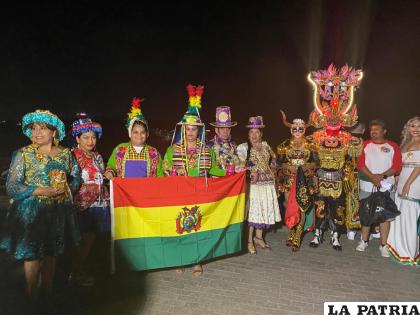En Toronto Canadá los bolivianos se unieron para homenajear a la Patria /CLAUDIA FERNÁNDEZ