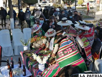 Autoridades originarias durante la ceremonia intercultural /LA PATRIA