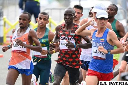 Eliud Kipchoge se mantuvo siempre en el primer pelotón /nippon.com