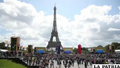 La fiesta en París luego de recibir la bandera olímpica, organizará los juegos el 2024 /elcomercio.pe
