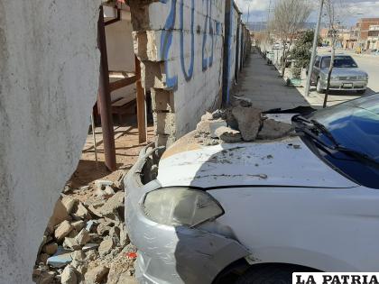El choque dejó un hueco en la pared y daños materiales /LA PATRIA