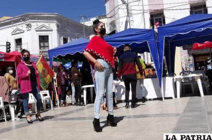 La modelo luce un tejido hecho por manos orureñas /LA PATRIA