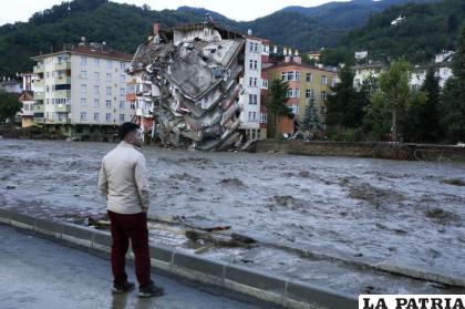 Un hombre mira las crecidas que causaron destrozos en la localidad de Bozkurt, en la provincia de Kastamonu, Turquía /IHA vía AP