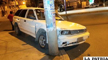 El vehículo colisionado terminó impulsado al poste de cemento /LA PATRIA