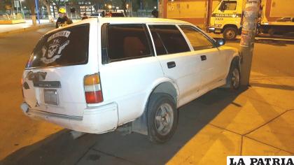 La vagoneta tipo taxi fue golpeada por la parte posterior y por la fuerza chocó contra el poste /LA PATRIA