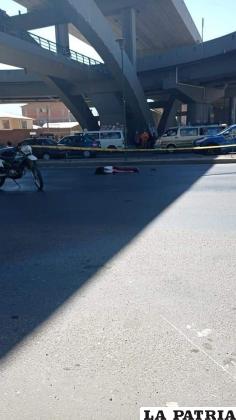 La mujer quedó tendida en el asfalto /RR.SS.