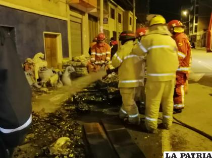 Personal de Bomberos sofocó el fuego /LA PATRIA