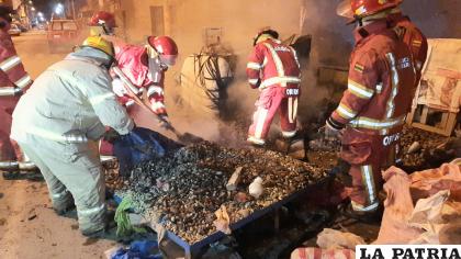 El puesto que comenzó a incendiarse tenía chuño, papa y haba entre algunas cosas /LA PATRIA
