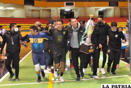 Jugadores de San Martín, campeones e invictos /LA PATRIA
