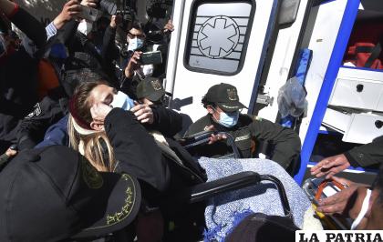 La exmandataria fue sacada en silla de ruedas /APG