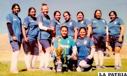 Las flamantes campeonas del torneo aniversario de la cooperativa /Organizadores