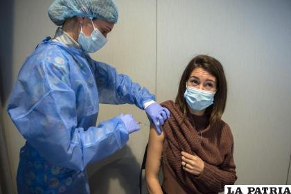 Una mujer recibe una inyección de la vacuna Pfizer contra COVID-19 /AP Foto/Matilde Campodonico