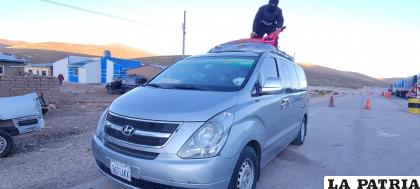 Causó sospecha el aguayo que estaba en la parte superior de la minivan /LA PATRIA