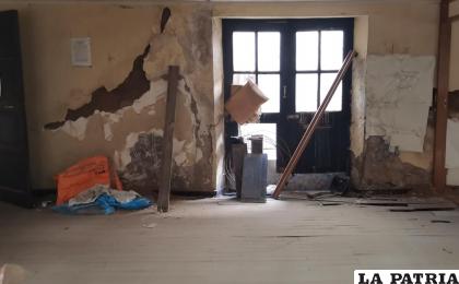 En cualquier momento las paredes de Correos se caerán /LA PATRIA