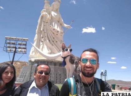 El gato mochilero cuando estuvo en Oruro /RR.SS.