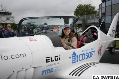 La adolescente belga-británica Zara Rutherford saluda desde su avión Shark Ultralight antes de despegar del aeródromo Kortrijk-Wevelgem /AP Foto /Virginia Mayo