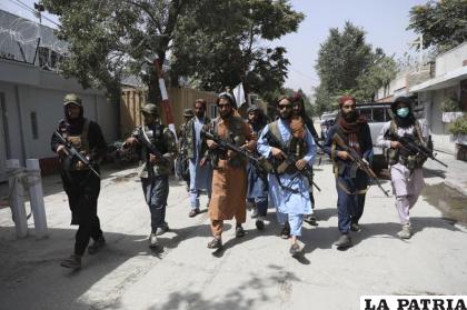 Combatientes talibanes patrullan por el vecindario de Wazir Akbar Khan, en Kabul /AP Foto/Rahmat Gul