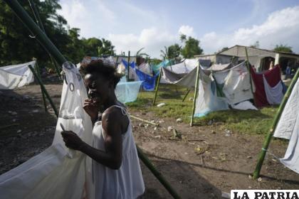 Una mujer en medio de tiendas de campaña improvisadas que fueron colocadas por residentes desplazados en Les Cayes, Haití, luego del sismo de magnitud /AP Foto/Fernando Llano