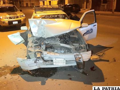 El vehículo impactado, golpeó un árbol y aumentó los daños materiales /LA PATRIA