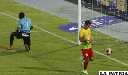 Jaime Santos de penal anotó el único gol del partido /APG